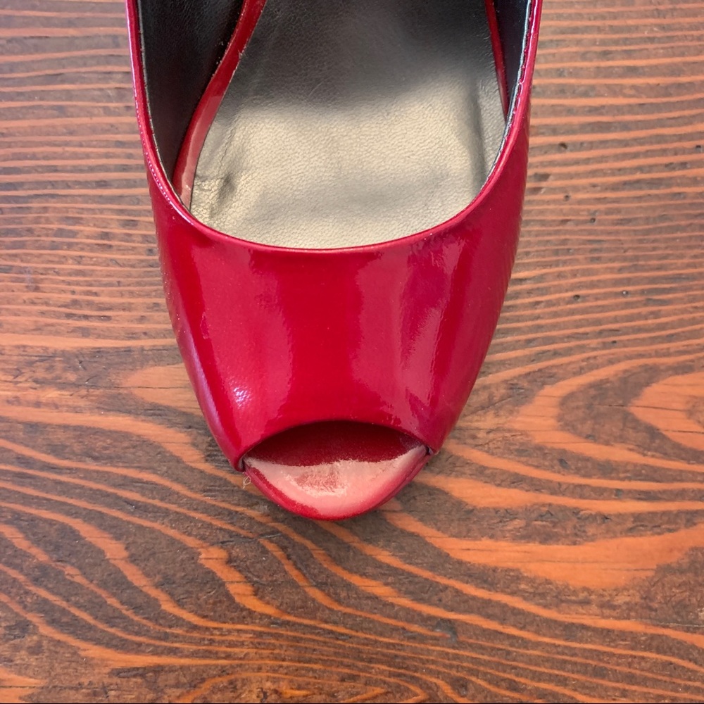 MODA. Red pearl patent leather open-toe pump